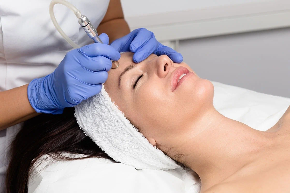 Microdermabrasion avec le Dr Sanaa Lazrak, dermatologue au Maroc, pour une peau douce, lisse et éclatante.
