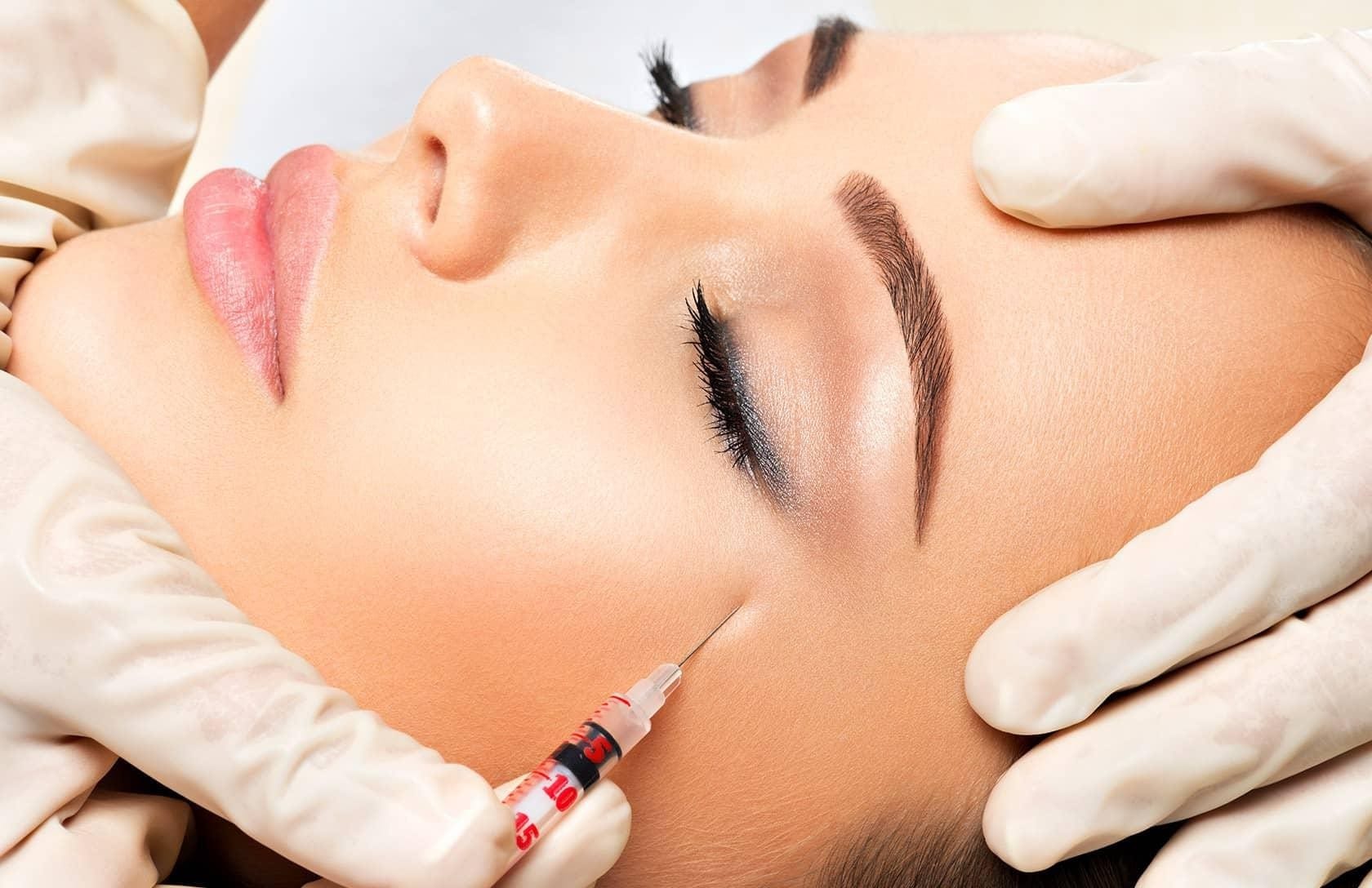 Le Botox détend les muscles pour lisser les rides, l’acide hyaluronique comble et hydrate la peau. Un Dermatologue Maroc vous guide selon vos besoins.